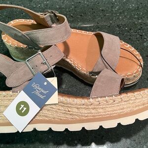 NEW Universal Thread Memory Foam Brown Alba Sandals Platform Size 11